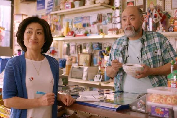 Jean Yoon and Paul Sun-Hyung Lee on 'Kim's Convenience'.