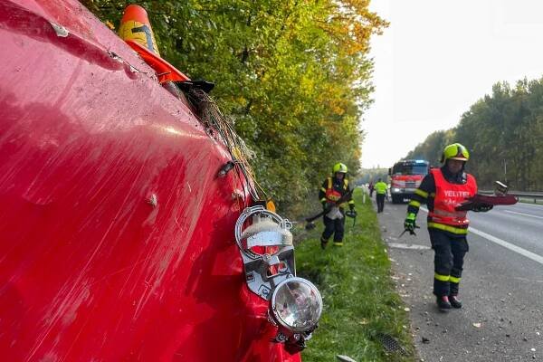 Sobotní nehoda v Paskově, auto skončilo po kotrmelcích na boku