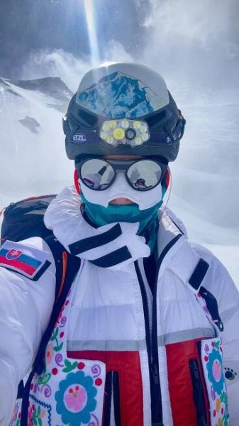 Zrzka ze Soudkyně Barbary zveřejnila foto z vrcholu Mount Everestu, který zdolala teprve jako 10. žena světa bez kyslíku