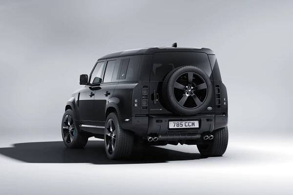 Přijíždí nový Land Rover Defender V8 Bond Edition inspirovaný filmem „No Time To Die“