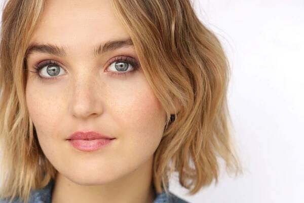 Chloe Fineman publicity photo CR: Stephanie Nelson