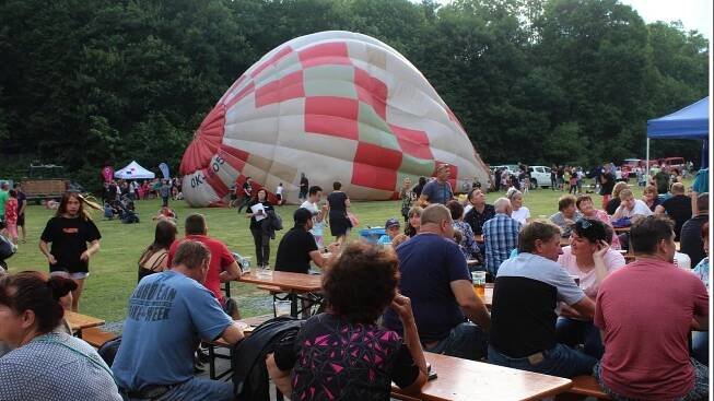 Balonová fiesta v Břestku: největšímu balonu ve střední Evropě požehnal farář