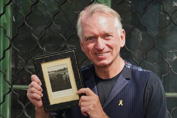 Der Kabarettist Christian Springer findet Hoffnung in einem alten Familienfoto.