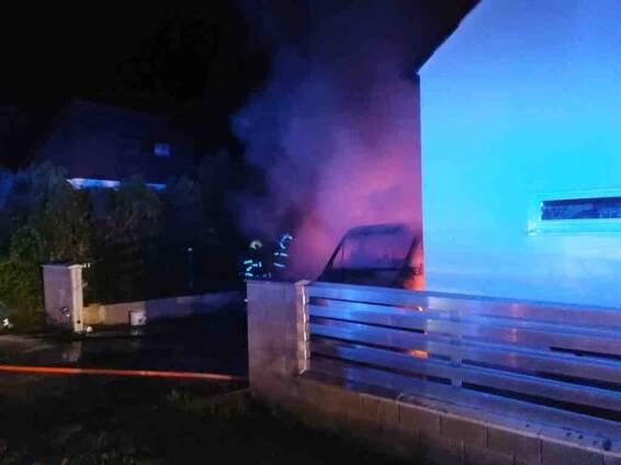 Noční požár v Rosicích zničil dvě auta a poškodil dům. Škoda je devět set tisíc