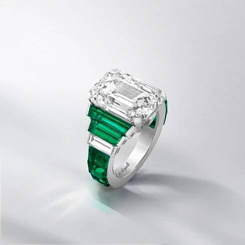 Nadine ring, white gold, rose gold, one emerald-cut DFL type 2A diamond of 10.07 carats, buff-topped Traditional Mystery Set emeralds, emeralds, diamonds. Pierres de Caractère collection, Van Cleef & Arpels.