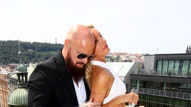 Rozvod kvůli milence? Manžel Krainové dostal nůž na krk