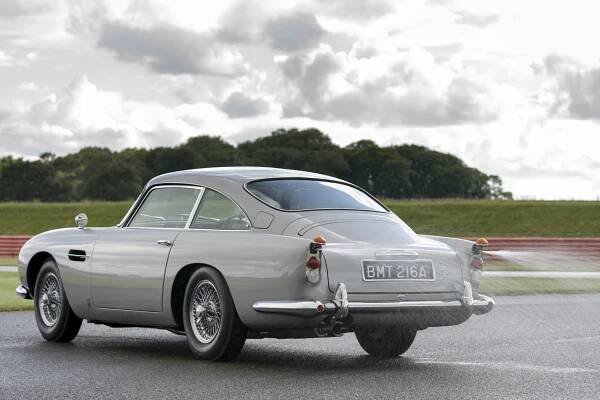 Jako z bondovky: Aston Martin má úžasné vychytávky a šílenou cenu!