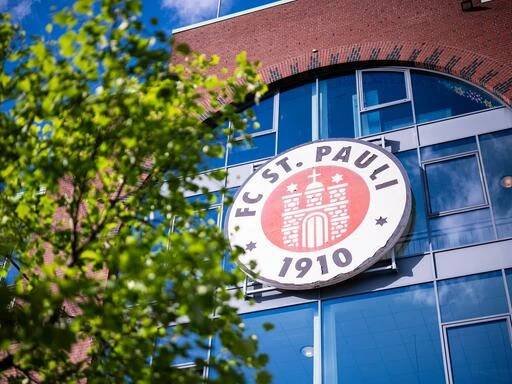 Das Logo des FC St. Pauli an der Fassade des Millerntor-Stadions.