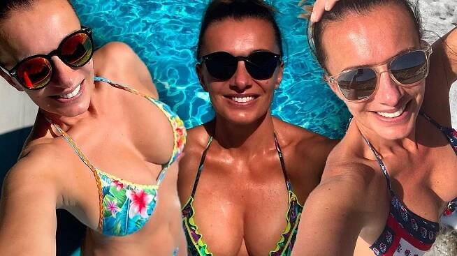 Žhavé plavkové variace Alice Bendové: Seriálová sexbomba slaví 50. Nespletli jí datum v občance? - Super.cz