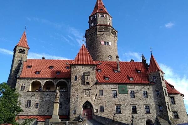 Výlet na hrad Bouzov a do Javoříčských jeskyní 22.9.2018 | Obec Vlkov, kraj královéhradecký