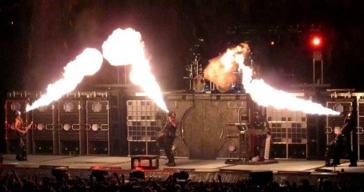 Soubor:Rammstein-flamethrowers.jpg – Wikipedie
