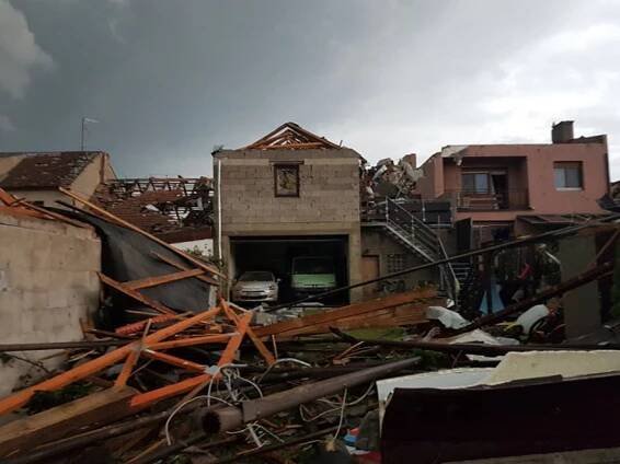 Přišli o všechno a bojují o život dcer. Mackovým lidé za půlden poslali miliony!
