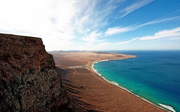 Lanzarote - aktivní vulkán lákající turisty