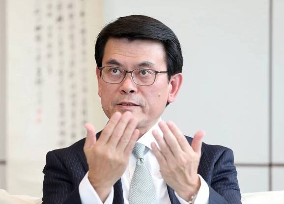 Hong Kong expats are up in arms about quarantine. Singapore stands to gain
