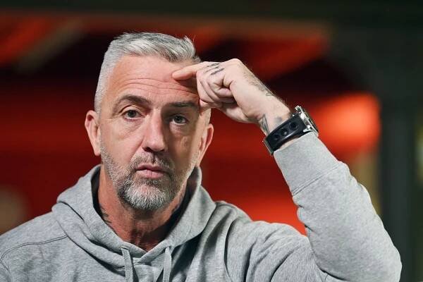 EXKLUZIVNĚ: Zoufalství a bezmoc. Herec Matouš Rajmont otevřeně o tom, proč zdemoloval holičství. Na policii se udal sám