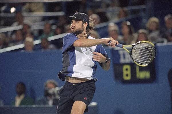 První nenasazený vítěz? Agassi. Ještě s vlasy a s kráskou z Modré laguny