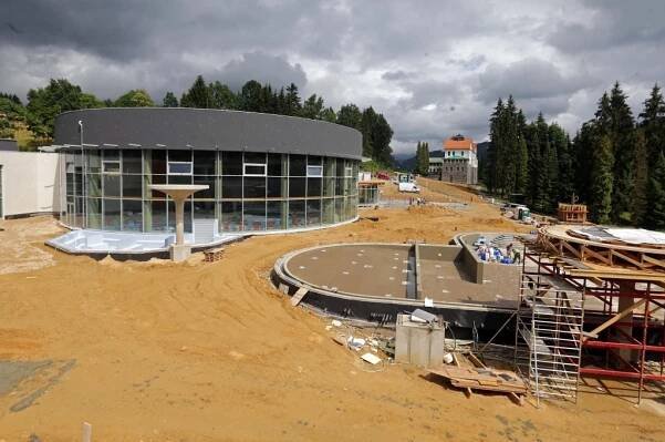 Termální park ve Velkých Losinách v srpnu otevře. Takto to tam teď vypadá
