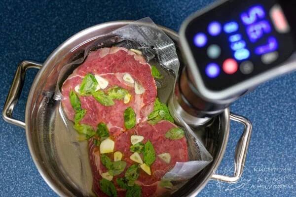 Hovězí steak – recept sous vide –  vařič sous vide zapneme a necháme pracovat