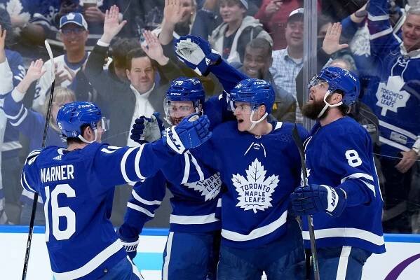 Kämpf si v úvodním kole play-off NHL připsal gól, Kaše dvě asistence. Toronto smetlo Tampu 5:0