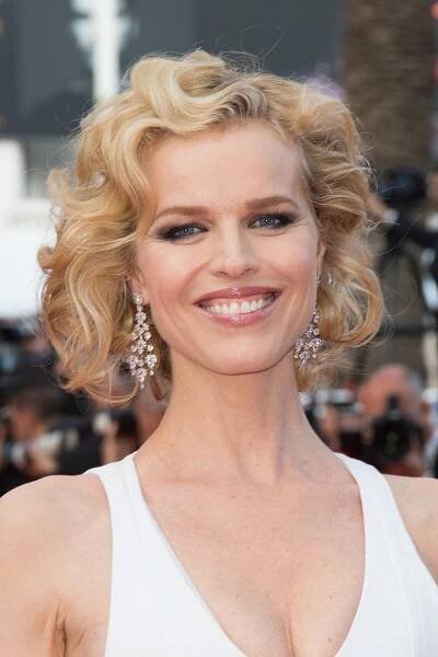 Tleskáme! Eva Herzigová se v Cannes proměnila v novodobou Marilyn Monroe