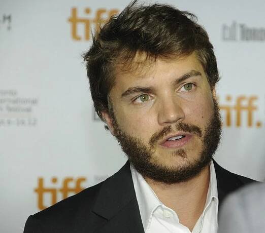 To je ale čuně! Herec Emile Hirsch se vymočil před lidmi do květináče s kaktusem