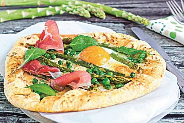 Domácí pizza s chřestem a vejci