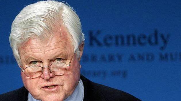 Američané se loučí se senátorem Kennedym
