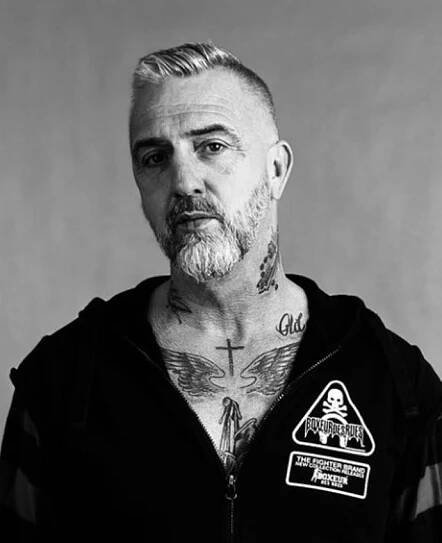 FOTO: Herec Matouš Rajmont sice působí jako drsňák, ale má dobré srdce. S pomocí uprchlíkům neváhal ani chvíli. – stránka 58