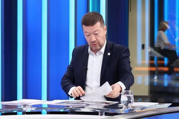 Předseda SPD Tomio Okamura bude muset zaplatit pokutu za přirovnání k „novodobému Hitlerovi“.