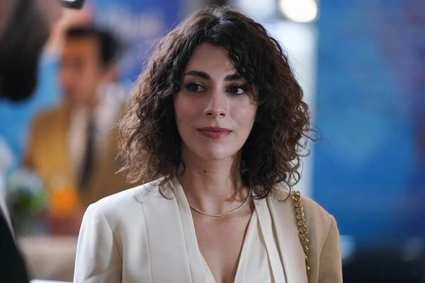 Bir Küçük Gün Işığı - Gitmek mi Zor Kalmak mı Zor (E30) (2023)