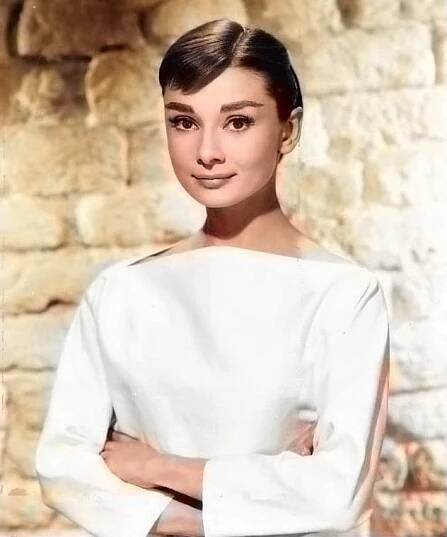 Soubor:Audrey Hepburn 1956 (colorized).png – Wikipedie