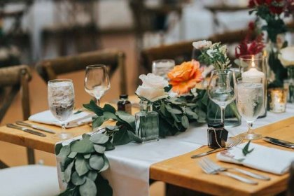 svatební výzdoba rustikálního jídelního stolu - barn wedding - stock snímky, obrázky a fotky