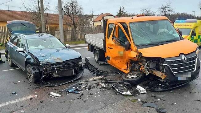 Další nehoda na Příbramsku. U Drásova se srazilo osobní auto a dodávka