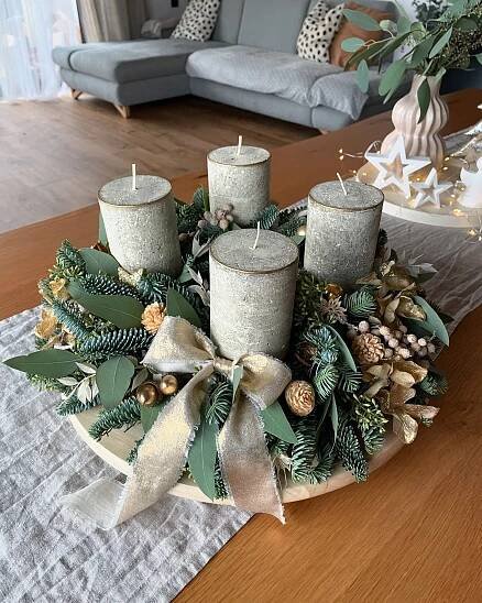 Malá ochutnávka Adventní věnec ve zlatých tónech Zlatá a bílá u Vás většinou vítězí a tak jsem se rozhodla, že Vám tady přidám jednu ukázku v jakém duchu...
