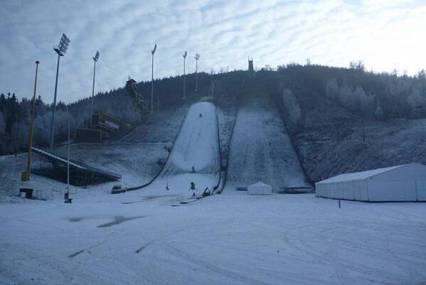 Harrachov Info - Zasněžování můstků a sjezdovek začalo