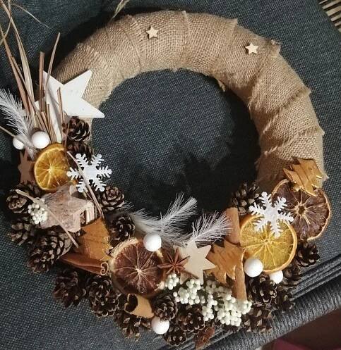 DIY Christmas Wreath with Oranges and Pine Cones