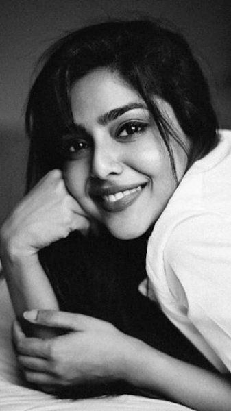 Take cues from Aishwarya Lekshmi on how to ace the monochrome pictures