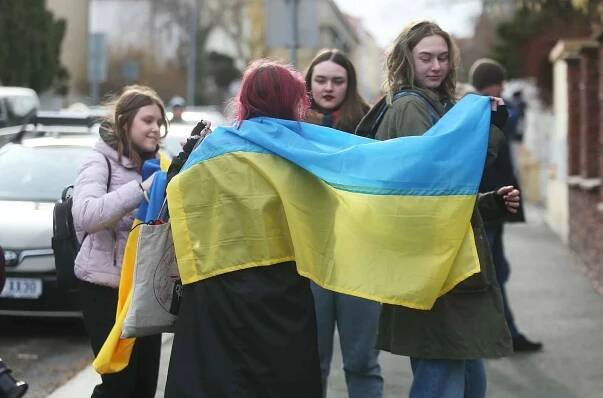 FOTO: Nad ambasádou zavlála vlajka Ukrajiny, pochází od elitní vojenské jednotky