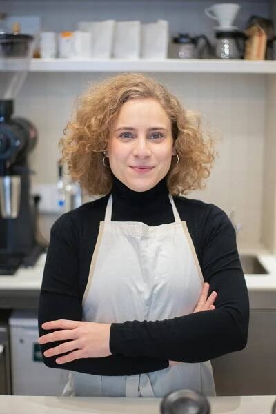 bezplatná Základová fotografie zdarma na téma barista, baristické nástroje, černé dlouhé rukávy Základová fotografie