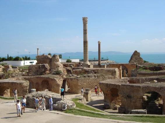 Soubor:Karthago Antoninus-Pius-Thermen.JPG – Wikipedie