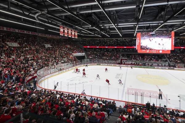 Match de hockey sur glace entre Lausanne HC et ZSC Lions à la Vaudoise Arena, avec des spectateurs en tribunes, le 24 avril 2025.