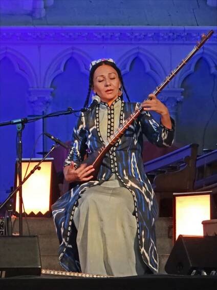 Soubor:Nodira Pirmatova, chant et luth dutar Ouzbékistan, Concert Bardic Divas Les poétesses de lAsie Centrale Kazakhstan et Ouzbékistan, Festival Les Orientales (Saint-Florent-Le-Vieil).jpg – Wikipedie