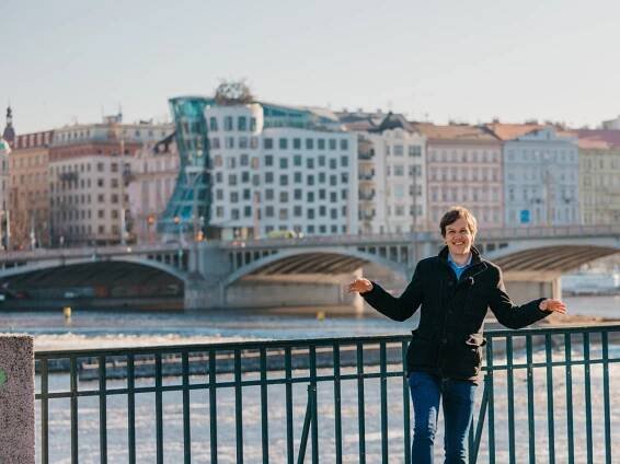Exkluzivní záběry: Tančící dům, který stojí díky Havlovi a Jágrovi
