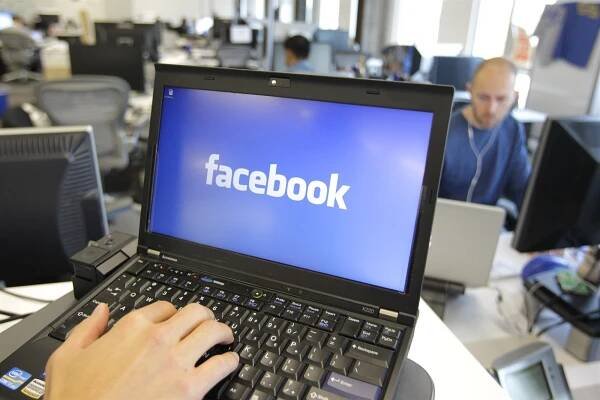 Podvodník se na Facebooku vloudil mezi matky a nabízel pleny, zboží nedodal