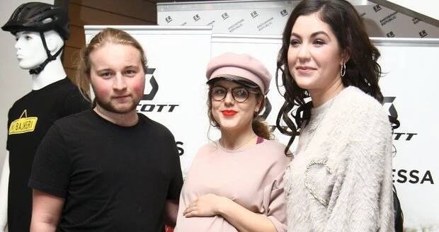 Vojtěch Machuta, Julie Šurková a Celeste Buckingham na křestu DVD filmu Bajkeři