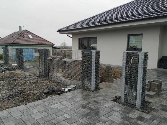 Stavba gabionového plotu ve Stratově – Gabiony na klíč