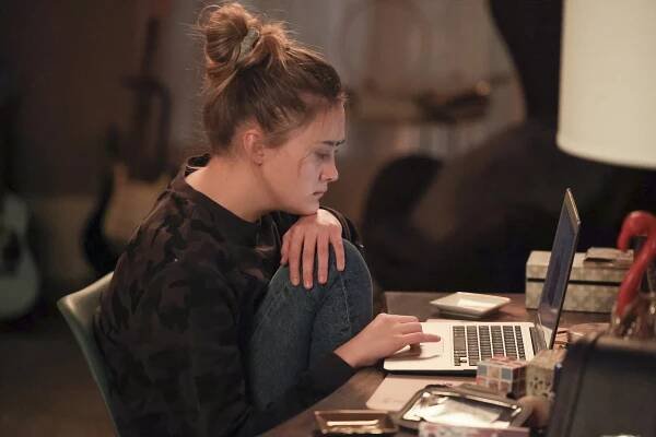 A Million Little Things - Not Alone - Z filmu - Lizzy Greene