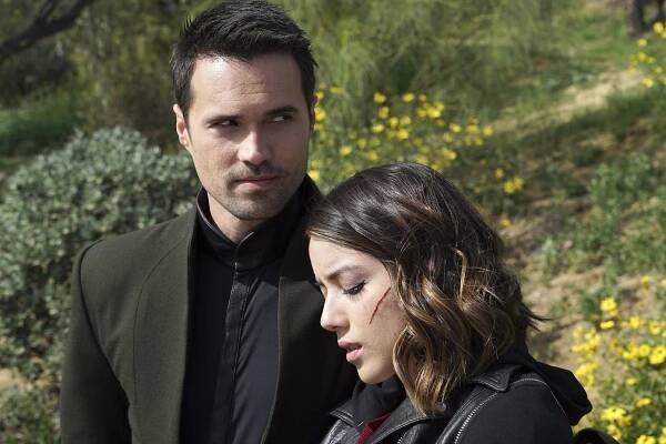 Agenti S.H.I.E.L.D. - Singularita - Z filmu - Brett Dalton, Chloe Bennet