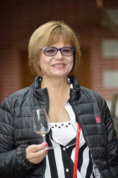 Ivana Andrlová se oblékla ve svatebním salonu. Prosím, změnit stylistu i kadeřníka!