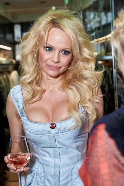 Co se stalo s jejími silikony? Pamela Anderson měla každé ňadro jinak velké
